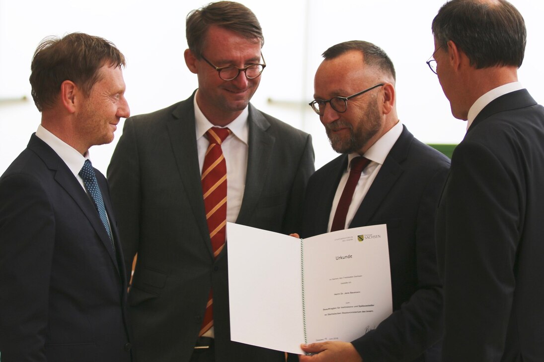 Dr. Jens Baumann (2.v.r.) bei der Urkundenübergabe mit Ministerpräsident Michael Kretschmer, Innenminister Prof. Dr. Roland Wöller (v.l.) und Landtagspräsident Dr. Matthias Rößler (r.).