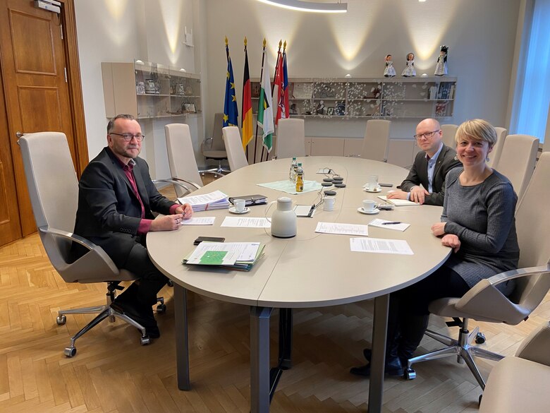 Besuch der Domowina – Dr. Jens Baumann, Dawid Statnik und Judith Scholze (v. l.)