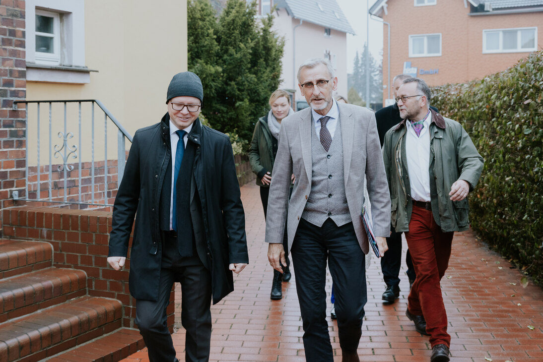 Innenminister Armin Schuster trifft bei der Domowina ein