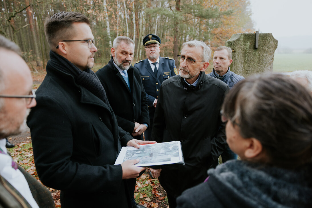 Besichtigung des Wegkreuzes bei Wittichenau