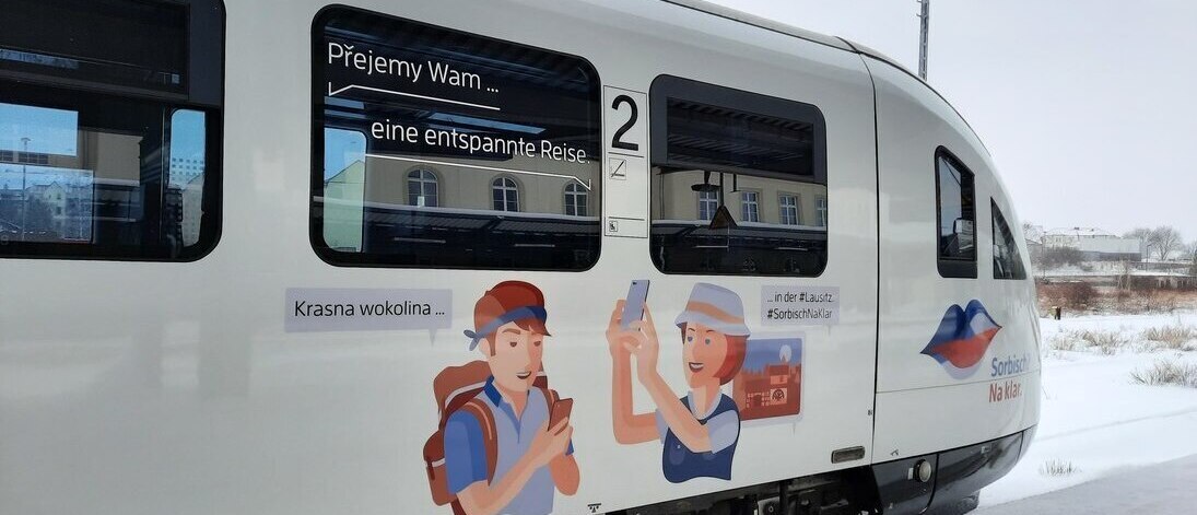 Triebwagen mit sorbischer Beschriftung